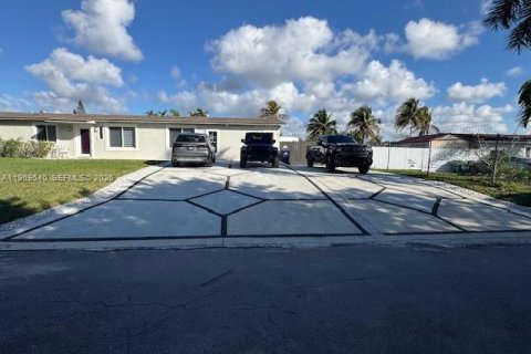 House in Homestead, Florida 4 bedrooms, 198.07 sq.m. № 2031010
