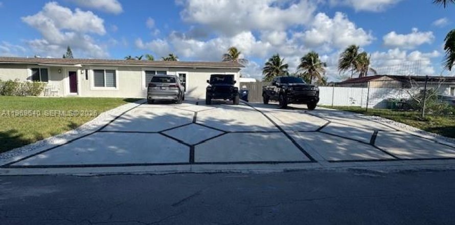 House in Homestead, Florida 4 bedrooms, 198.07 sq.m. № 2031010