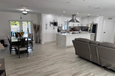 House in Homestead, Florida 4 bedrooms, 198.07 sq.m. № 2031010 - photo 7