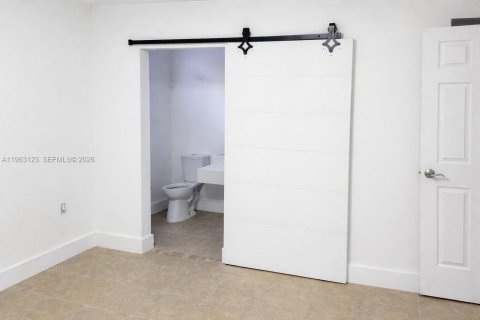 Villa ou maison à louer à Miami, Floride: 2 chambres, 140.84 m2 № 2023994 - photo 7