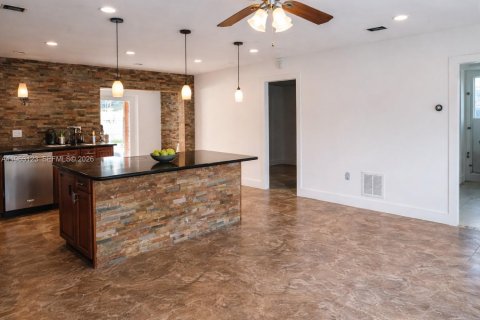 Villa ou maison à louer à Miami, Floride: 2 chambres, 140.84 m2 № 2023994 - photo 2