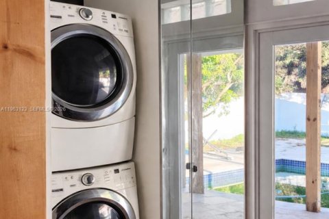 Villa ou maison à louer à Miami, Floride: 2 chambres, 140.84 m2 № 2023994 - photo 9