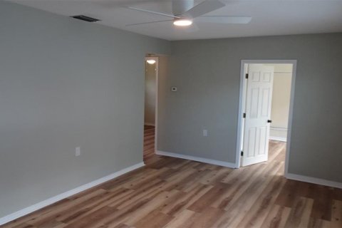 House in Saint Petersburg, Florida 1 bedroom, 58.53 sq.m. № 2391404 - photo 5