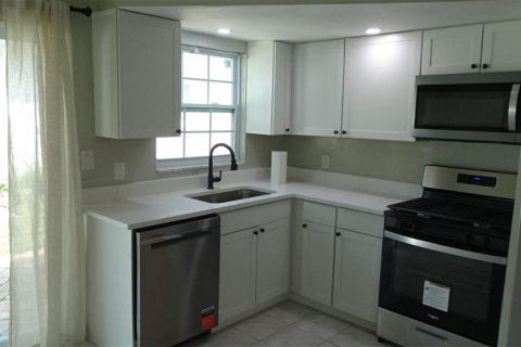 House in Saint Petersburg, Florida 1 bedroom, 58.53 sq.m. № 2391404 - photo 12