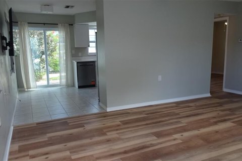 House in Saint Petersburg, Florida 1 bedroom, 58.53 sq.m. № 2391404 - photo 3