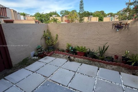 Townhouse in Miami, Florida 2 bedrooms, 98.1 sq.m. № 1818406 - photo 3