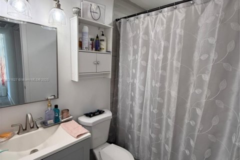 Townhouse in Miami, Florida 2 bedrooms, 98.1 sq.m. № 1818406 - photo 15