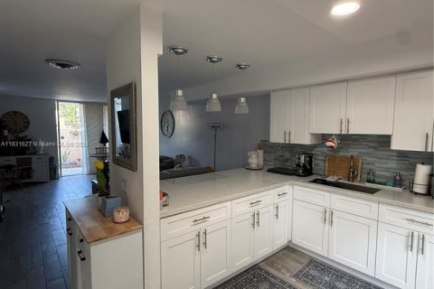 Townhouse in Miami, Florida 2 bedrooms, 98.1 sq.m. № 1818406 - photo 8