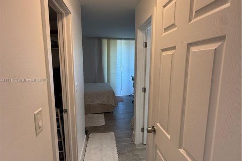 Townhouse in Miami, Florida 2 bedrooms, 98.1 sq.m. № 1818406 - photo 16