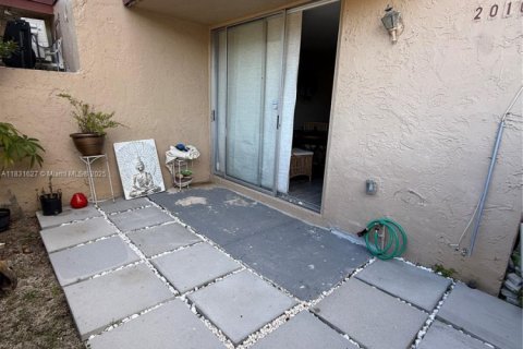 Townhouse in Miami, Florida 2 bedrooms, 98.1 sq.m. № 1818406 - photo 2