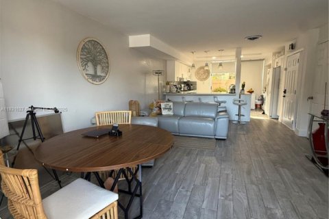 Townhouse in Miami, Florida 2 bedrooms, 98.1 sq.m. № 1818406 - photo 5