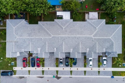 Снять в аренду таунхаус в Хомстед, Флорида 3 спальни, 169.73м2, № 1988698 - фото 6