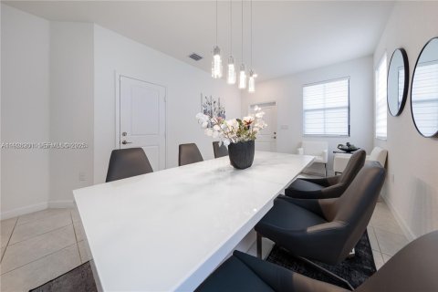 Снять в аренду таунхаус в Хомстед, Флорида 3 спальни, 169.73м2, № 1988698 - фото 24