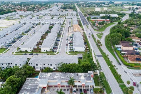 Снять в аренду таунхаус в Хомстед, Флорида 3 спальни, 169.73м2, № 1988698 - фото 5