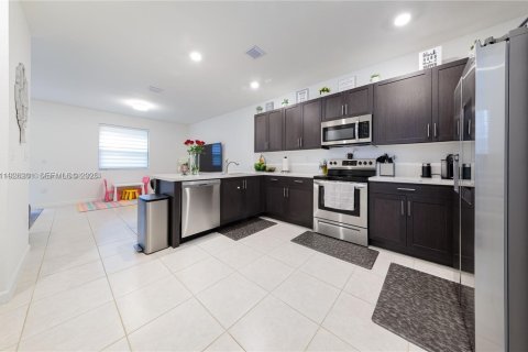 Снять в аренду таунхаус в Хомстед, Флорида 3 спальни, 169.73м2, № 1988698 - фото 18