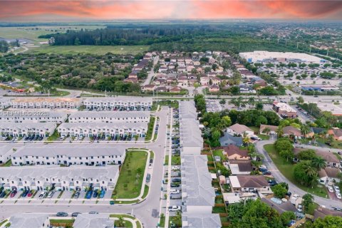 Снять в аренду таунхаус в Хомстед, Флорида 3 спальни, 169.73м2, № 1988698 - фото 4