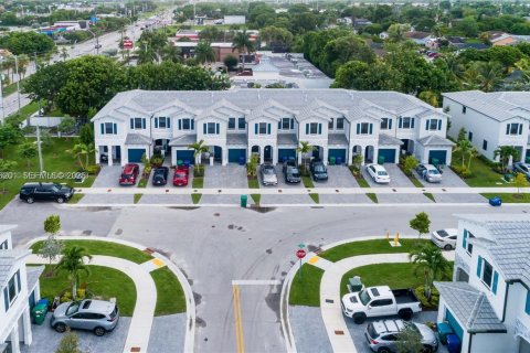 Снять в аренду таунхаус в Хомстед, Флорида 3 спальни, 169.73м2, № 1988698 - фото 8