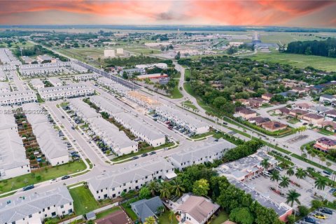 Снять в аренду таунхаус в Хомстед, Флорида 3 спальни, 169.73м2, № 1988698 - фото 3