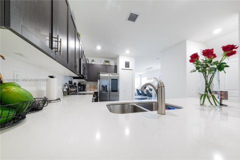 Снять в аренду таунхаус в Хомстед, Флорида 3 спальни, 169.73м2, № 1988698 - фото 15