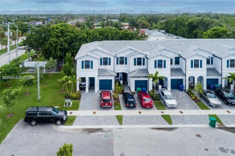 Снять в аренду таунхаус в Хомстед, Флорида 3 спальни, 169.73м2, № 1988698 - фото 10