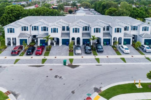 Снять в аренду таунхаус в Хомстед, Флорида 3 спальни, 169.73м2, № 1988698 - фото 9