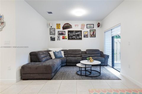 Снять в аренду таунхаус в Хомстед, Флорида 3 спальни, 169.73м2, № 1988698 - фото 12