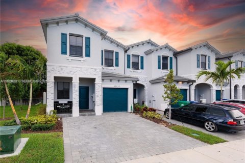 Снять в аренду таунхаус в Хомстед, Флорида 3 спальни, 169.73м2, № 1988698 - фото 1