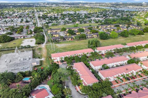 Townhouse in Miami, Florida 3 bedrooms, 161.93 sq.m. № 2037859 - photo 13