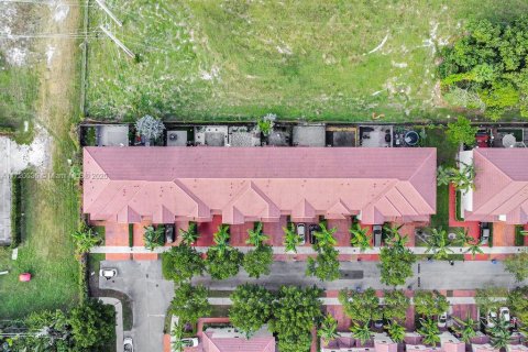 Townhouse in Miami, Florida 3 bedrooms, 161.93 sq.m. № 2037859 - photo 11