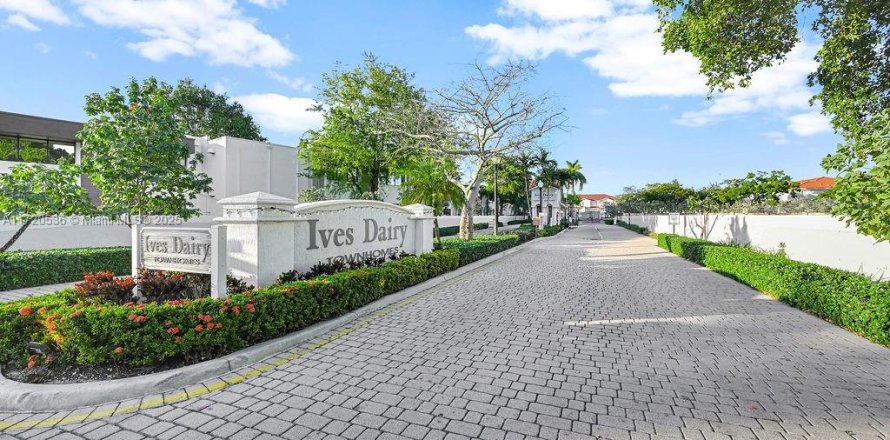 Townhouse in Miami, Florida 3 bedrooms, 161.93 sq.m. № 2037859