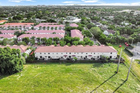 Townhouse in Miami, Florida 3 bedrooms, 161.93 sq.m. № 2037859 - photo 24