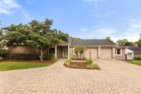 House in Orlando, Florida 4 bedrooms, 272.58 sq.m. № 2347472