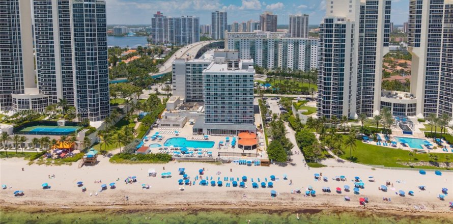 Студия в кондо в Санни-Айлс-Бич, Флорида № 2018957