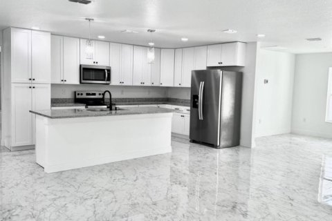 Villa ou maison à vendre à Palm Bay, Floride: 4 chambres, 167.87 m2 № 2089487 - photo 2