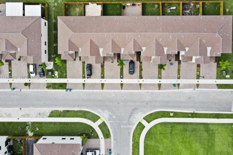 Снять в аренду таунхаус в Хомстед, Флорида 3 спальни, 133.97м2, № 2028417 - фото 15