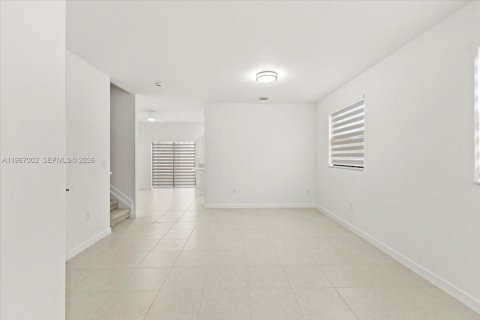 Снять в аренду таунхаус в Хомстед, Флорида 3 спальни, 133.97м2, № 2028417 - фото 5