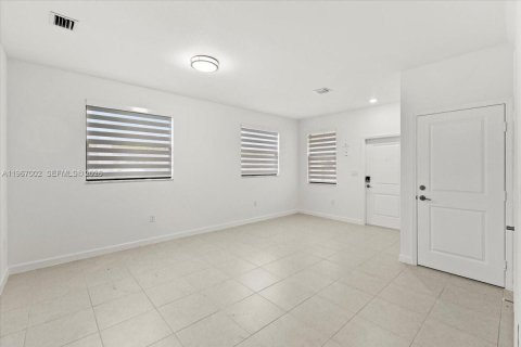 Снять в аренду таунхаус в Хомстед, Флорида 3 спальни, 133.97м2, № 2028417 - фото 4