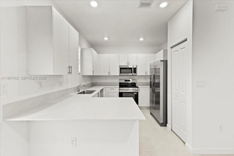 Снять в аренду таунхаус в Хомстед, Флорида 3 спальни, 133.97м2, № 2028417 - фото 9