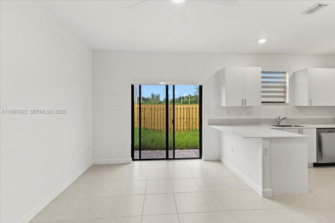 Снять в аренду таунхаус в Хомстед, Флорида 3 спальни, 133.97м2, № 2028417 - фото 8