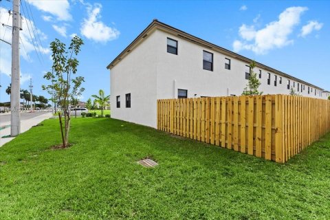 Снять в аренду таунхаус в Хомстед, Флорида 3 спальни, 133.97м2, № 2028417 - фото 14