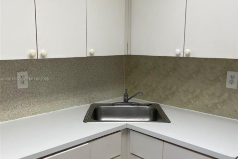 Condo in Hialeah, Florida, 1 bedroom  № 2067662 - photo 9
