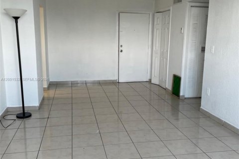 Condo in Hialeah, Florida, 1 bedroom  № 2067662 - photo 5