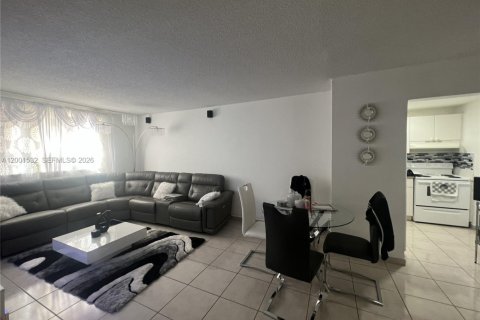 Condo in Hialeah, Florida, 1 bedroom  № 2067662 - photo 2