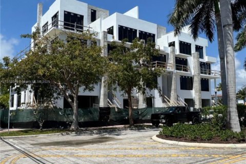 Townhouse in Miami Beach, Florida 4 bedrooms, 257.34 sq.m. № 1934954 - photo 1