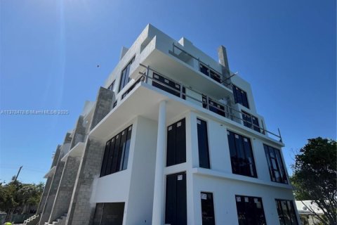 Townhouse in Miami Beach, Florida 4 bedrooms, 257.34 sq.m. № 1934954 - photo 3