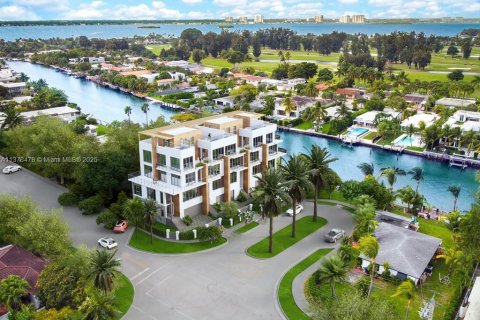 Townhouse in Miami Beach, Florida 4 bedrooms, 257.34 sq.m. № 1934954 - photo 6