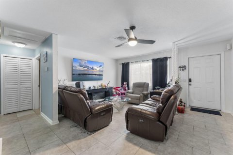Propiedad comercial en venta en West Palm Beach, Florida, 209.03 m2 № 2270649 - foto 23