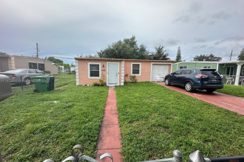 Купить виллу или дом в Опа-Локка, Флорида 2 спальни, 72.84м2, № 1898107 - фото 1