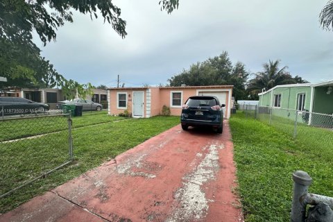 Купить виллу или дом в Опа-Локка, Флорида 2 спальни, 72.84м2, № 1898107 - фото 2