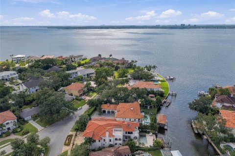 House in Tampa, Florida 5 bedrooms, 727.24 sq.m. № 2396643 - photo 2